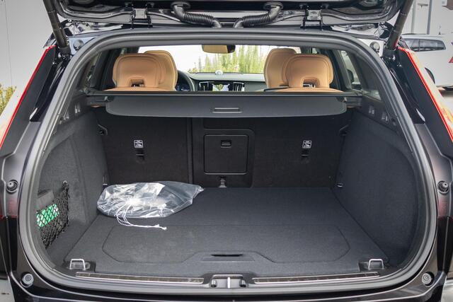 Volvo V60 T6 Plug-in hybrid AWD Ultra Dark | Adaptieve Cruise Control | Bowers & Wilkins Audio | Stoelventilatie + Massage | 360 Camera | Head-Up Display | 19 Inch Lichtmetalen Velgen