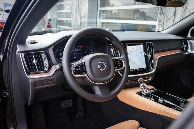 Volvo V60 T6 Plug-in hybrid AWD Ultra Dark | Adaptieve Cruise Control | Bowers & Wilkins Audio | Stoelventilatie + Massage | 360 Camera | Head-Up Display | 19 Inch Lichtmetalen Velgen