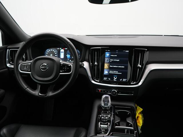 Volvo V60 T8 Twin Engine AWD Inscription Plug In Hybrid 390pk Dealer O.H. PHEV | Trekhaak Af Fabriek | Panodak | Adaptive Cruise | Head Up | Harman & Kardon | Lederen Sportstoelen Memory & Verwarmd | Blis | Pilot Assist | Spotify | Navigatie | Virtual | DAB |