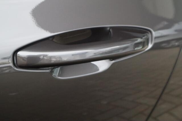 Volvo V60 2.0 T6 Plug-in hybrid AWD Plus Dark | Schuif-/ kanteldak| Keyless Entry| Stoelverwarming voor + achter| Stuurwielverwarming| 19'' Lichtmetalen velgen|