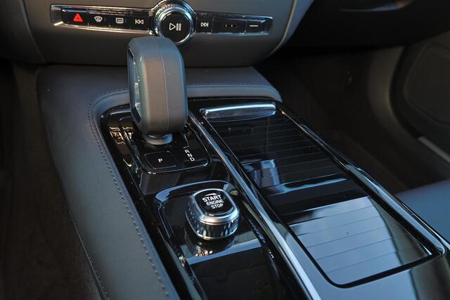 Volvo V60 T6 Recharge AWD Plus Dark - IntelliSafe Assist & Surround - 360º Camera - Harman/Kardon audio - Adaptieve LED koplampen - Verwarmde voorstoelen, stuur & achterbank - Parkeersensoren voor & achter - Elektr. bedienb. voorstoelen met geheugen - Extra getint 