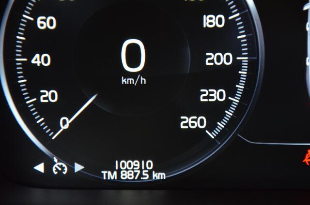 Volvo V60 2.0 T4 Momentum Pro Navi/Pdc/Ecc/Achteruitrijcamera/Apple Carplay/Android Auto/Uitwijk assistent/lichtmetalen velgen 18"