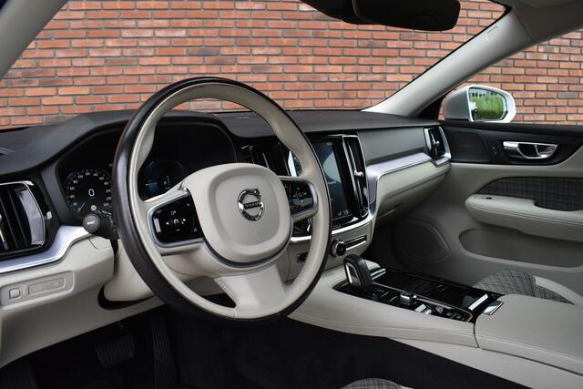 Volvo V60 T6 Twin Engine AWD 340PK Momentum Pro | Trekhaak | IntelliSafe Pro Line | 360 Camera | Head-Up | Keyless |