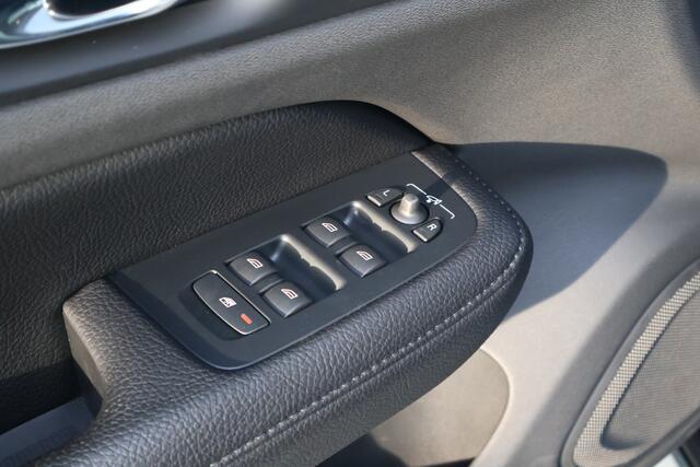 Volvo V60 2.0 B3 Momentum Advantage | Automaat | Leer | Stoelverwarming | Camera | 1e eigenaar | Dealer onderhouden