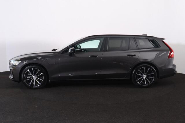Volvo V60 T6 Recharge AWD Plus Dark - IntelliSafe Assist & Surround - 360º Camera - Harman/Kardon audio - Adaptieve LED koplampen - Verwarmde voorstoelen, stuur & achterbank - Parkeersensoren voor & achter - Elektr. bedienb. voorstoelen met geheugen - Extra getint 