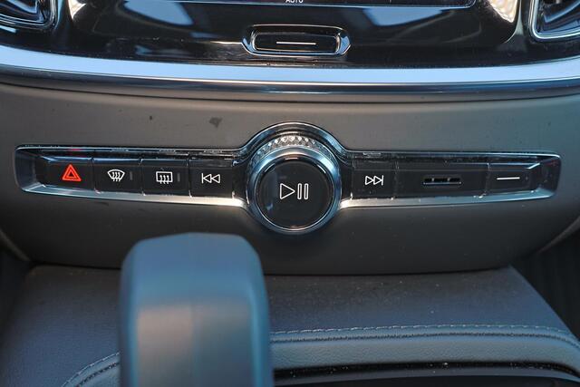 Volvo V60 T6 Recharge AWD Plus Dark - IntelliSafe Assist & Surround - 360º Camera - Harman/Kardon audio - Adaptieve LED koplampen - Verwarmde voorstoelen, stuur & achterbank - Parkeersensoren voor & achter - Elektr. bedienb. voorstoelen met geheugen - Extra getint 