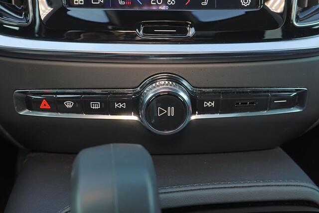 Volvo V60 T6 Recharge AWD Plus Dark - Panorama/schuifdak - IntelliSafe Assist & Surround - 360º Camera - Harman/Kardon audio - Adaptieve LED koplampen - Verwarmde voorstoelen, stuur & achterbank - Parkeersensoren voor & achter - Elektr. bedienb. voorstoelen met geh