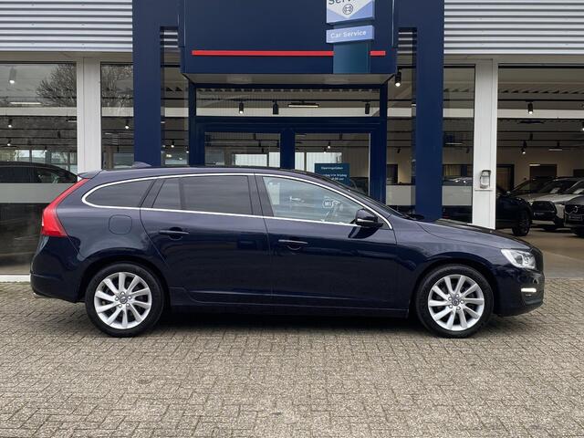 Volvo V60 2.0 T3 Momentum / NL-Auto / 1e-Eigenaar / Dealer-Onderhouden / Standkachel / Stoelverwarming / Elektr.-Stoelen met Geheugen / Cruise-Control / Climate-Control / Dodehoek-Detectie / Radio-Bluetooth / Navi / Armsteun V+A / PDC-Achter / 17'' LMV / ENZ.