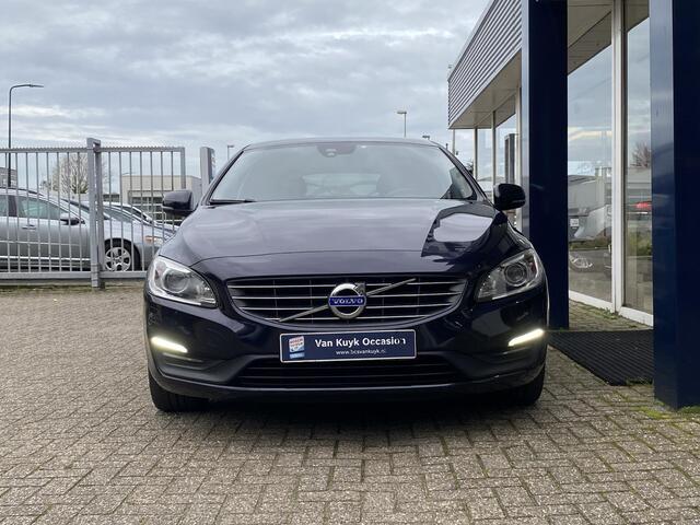 Volvo V60 2.0 T3 Momentum / NL-Auto / 1e-Eigenaar / Dealer-Onderhouden / Standkachel / Stoelverwarming / Elektr.-Stoelen met Geheugen / Cruise-Control / Climate-Control / Dodehoek-Detectie / Radio-Bluetooth / Navi / Armsteun V+A / PDC-Achter / 17'' LMV / ENZ.