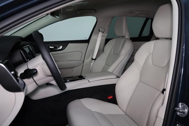 Volvo V60 T6 Recharge AWD Essential - Intellisafe Assist/Surround - Lederen bekleding - Verwarmbare voorstoelen - Verwarmbaar stuurwiel - Verwarmbare achterbank - Parkeercamera achter - Parkeersensoren v/a - Exterior Styling Kit - 19' LMV - Getint glas
