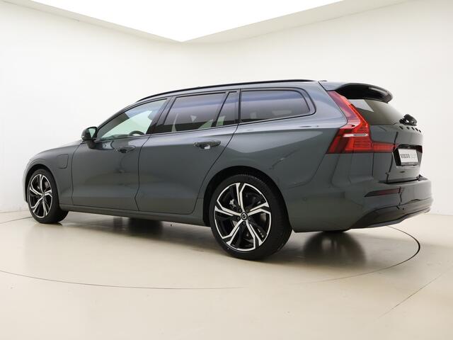 Volvo V60 T6 350pk Plug-in hybrid AWD Plus Dark / ¤3300,- Voorraadkorting / Panoramisch dak / Head-up display / Keyless / 360Camera / H&K Audio / Sportstoelen.