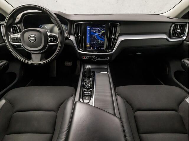 Volvo V60 2.0 B3 Sport 177Pk Automaat (APPLE CARPLAY, GROOT NAVI, HARMAN/KARDON, LEDER, STUUR/STOELVERWARMING, CAMERA, SPORTSTOELEN, GETINT GLAS, ADAPTIVE CRUISE, KEYLESS, ELEK ACHTERKLEP, NIEUWSTAAT)