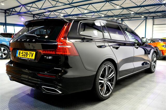 Volvo V60 2.0 T6 AWD 250kW/340pk Aut8 Recharge R-Design HARMAN/KARDON + ADAPT.CRUISE + STYLING PAKKET + EL.TREKHAAK + PILOT ASSIST + STOEL-&STUURVERWARMING + STANDKACHEL + ON-CALL + CAMERA + PARKSENSOREN + 19" LM-VELGEN!!