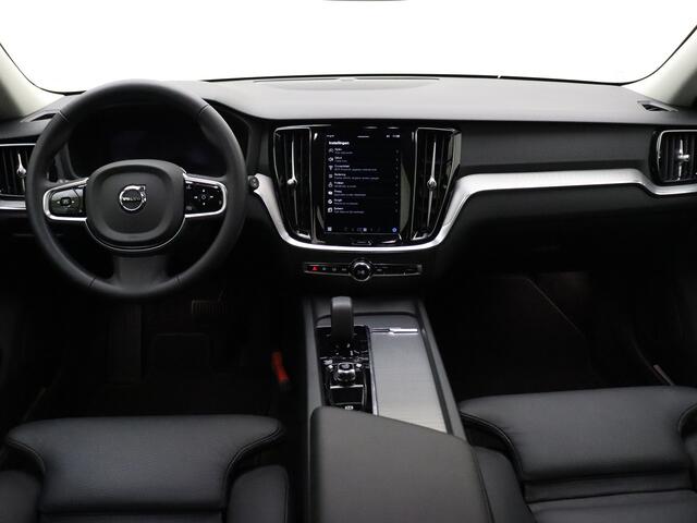 Volvo V60 B4 Plus Dark / Elektr. Trekhaak / Elektr. Stoelen / Adapt. Cruise / Keyless / BLIS / Stoel + Stuurw. Verwarming / Achterb. Verwarming / 18'' + All Season banden