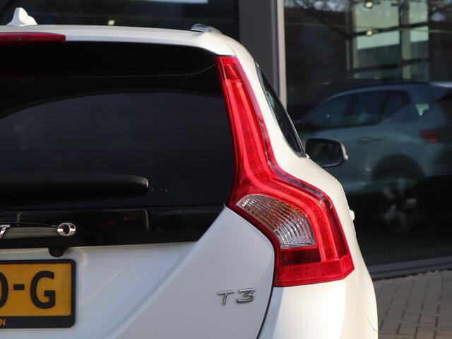 Volvo V60 1.5 T3 Ocean Race | Volledig dealeronderhouden| Schuif-/ kanteldak| Afneembare trekhaak| Verwarmbare voorstoelen| Standkachel| Parkeersensoren voor + achter| Achteruitrijcamera| Bochtverlichting|