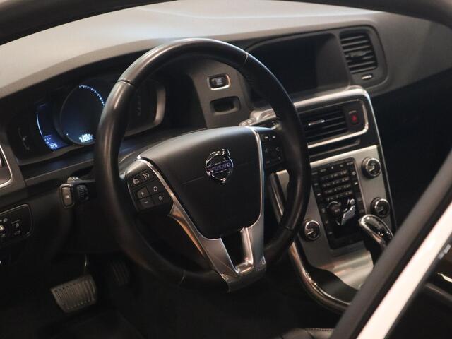 Volvo V60 1.5 T3 Ocean Race | Volledig dealeronderhouden| Schuif-/ kanteldak| Afneembare trekhaak| Verwarmbare voorstoelen| Standkachel| Parkeersensoren voor + achter| Achteruitrijcamera| Bochtverlichting|