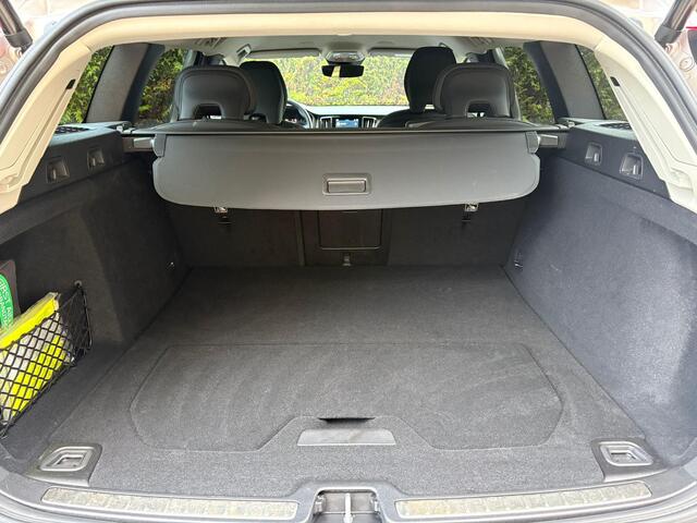 Volvo V60 2.0 B4 Core | Trekhaak | Camera | Adaptive Cruise control | Leder |