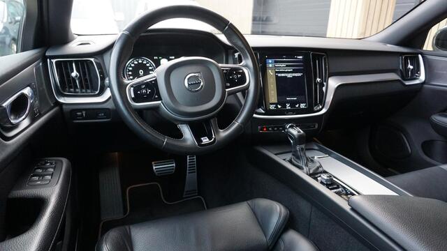 Volvo V60 2.0 T5 250pk R-Design Black Optik H&K Leder 20inch LM Navi LED Virtual Cockpit Stoel & Stuurwiel V.W. *Uitstraling*