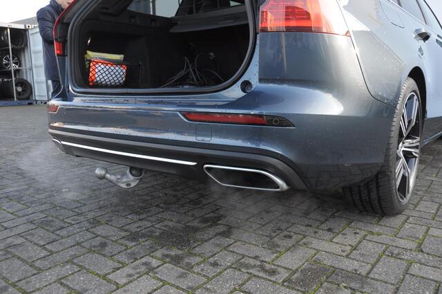 Volvo V60 T6 340PK Automaat Recharge AWD Inscription / Bowers en Wilkins / Adaptieve cruise control/ Panoramadak/ 19" velgen/ BLIS/ Trekhaak/ Stoel en stuurwielverwarming/ Parkeersensoren met 360 Camera/ Elektrische stoelen met geheugen/ Apple carplay/ Keyless ent