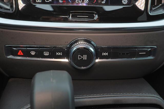 Volvo V60 T6 Recharge AWD Plus Dark - IntelliSafe Assist & Surround - 360º Camera - Harman/Kardon audio - Adaptieve LED koplampen - Verwarmde voorstoelen, stuur & achterbank - Parkeersensoren voor & achter - Elektr. bedienb. voorstoelen met geheugen - Extra getint