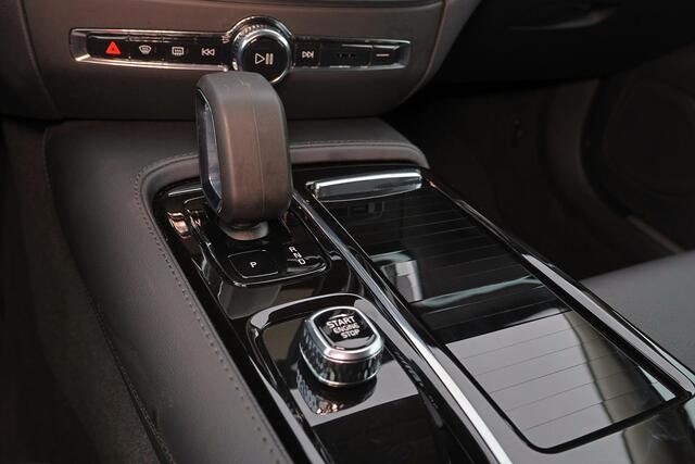 Volvo V60 T6 Recharge AWD Plus Dark - IntelliSafe Assist & Surround - 360º Camera - Harman/Kardon audio - Adaptieve LED koplampen - Verwarmde voorstoelen, stuur & achterbank - Parkeersensoren voor & achter - Elektr. bedienb. voorstoelen met geheugen - Extra getint