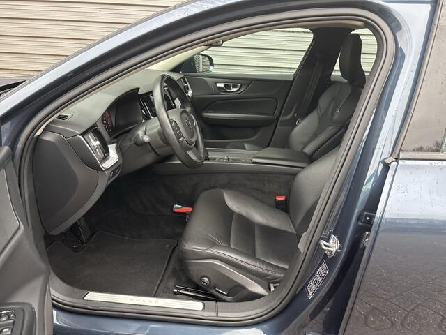 Volvo V60 2.0 B3 Momentum Advantage / Lederen bekleding / verwarmbare voorstoelen en stuur / Trekhaak / Parkeercamera /