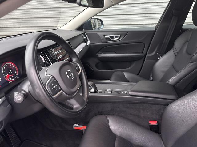 Volvo V60 2.0 B3 Momentum Advantage / Lederen bekleding / verwarmbare voorstoelen en stuur / Trekhaak / Parkeercamera /