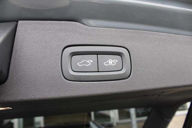 Volvo V60 2.0 B4 Plus Dark | Schuif/kantel dak | Camera | Getint glas achter | Stoel/stuur verwarmd |