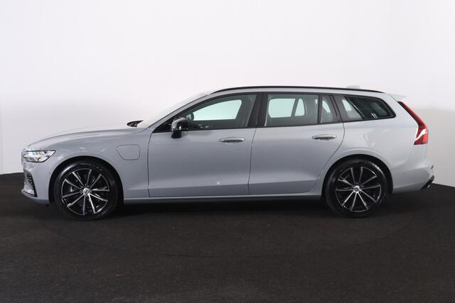 Volvo V60 T6 Recharge AWD Plus Dark - IntelliSafe Assist & Surround - 360º Camera - Harman/Kardon audio - Verwarmde voorstoelen, stuur & achterbank - Parkeersensoren voor & achter - Elektr. bedienb. voorstoelen met geheugen - Elektr. inklapbare trekhaak - 18' LMV