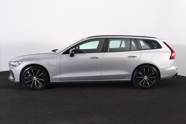 Volvo V60 T6 Recharge AWD Plus Dark - IntelliSafe Assist & Surround - 360º Camera - Harman/Kardon audio - Verwarmde voorstoelen, stuur & achterbank - Parkeersensoren voor & achter - Elektr. bedienb. voorstoelen met geheugen - Elektr. inklapbare trekhaak - 18' LMV