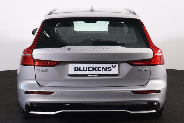 Volvo V60 T6 Recharge AWD Plus Dark - IntelliSafe Assist & Surround - 360º Camera - Harman/Kardon audio - Verwarmde voorstoelen, stuur & achterbank - Parkeersensoren voor & achter - Elektr. bedienb. voorstoelen met geheugen - Elektr. inklapbare trekhaak - 18' LMV