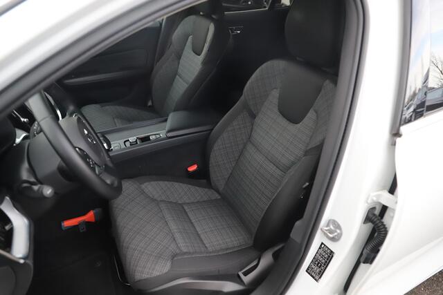 Volvo V60 2.0 B3 Core 163PK Automaat Metallic Wit Black Pack Navigatie Carplay Achteruitrijcamera 18 inch LMV