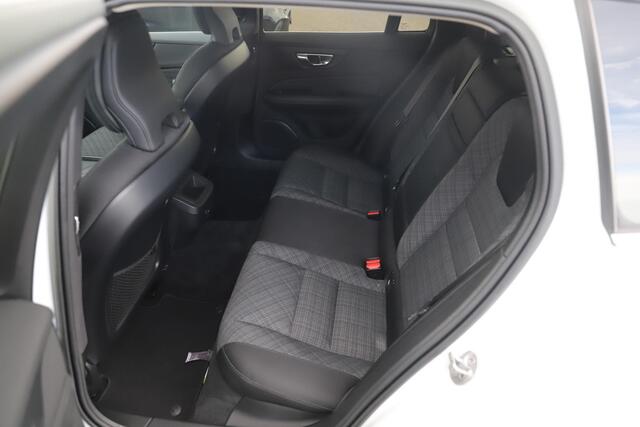 Volvo V60 2.0 B3 Core 163PK Automaat Metallic Wit Black Pack Navigatie Carplay Achteruitrijcamera 18 inch LMV