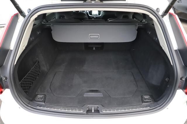 Volvo V60 2.0 B3 Core 163PK Automaat Metallic Wit Black Pack Navigatie Carplay Achteruitrijcamera 18 inch LMV