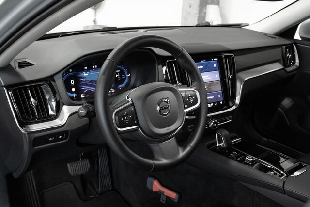 Volvo V60 T6 Plug-in hybrid AWD Essential Bright | Lederen bekleding | Electrische wegklapbare trekhaak | Stoelverwarming | Adaptive cruise Control | Parkeersensoren voor + achter | Parkeercamera | BLIS | Stuurwielverwarming