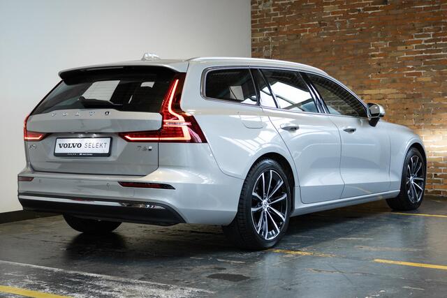 Volvo V60 T6 Plug-in hybrid AWD Essential Bright | Lederen bekleding | Electrische wegklapbare trekhaak | Stoelverwarming | Adaptive cruise Control | Parkeersensoren voor + achter | Parkeercamera | BLIS | Stuurwielverwarming