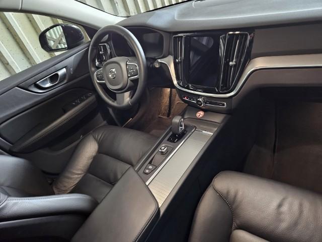 Volvo V60 2.0 B3 Essential Edition | 19" Black Edition Velgen | Sport Pack | Leder | Adaptieve Cruise Control | Stoelverwarming | Park Assist |