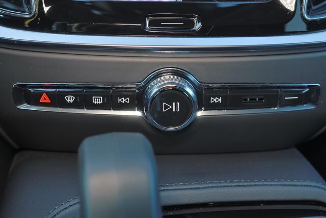 Volvo V60 T6 Recharge AWD Core - Parkeercamera achter - Verwarmde voorstoelen, stuur & achterbank - Parkeersensoren voor & achter - Cruise control - Extra getint glas - 18' LMV