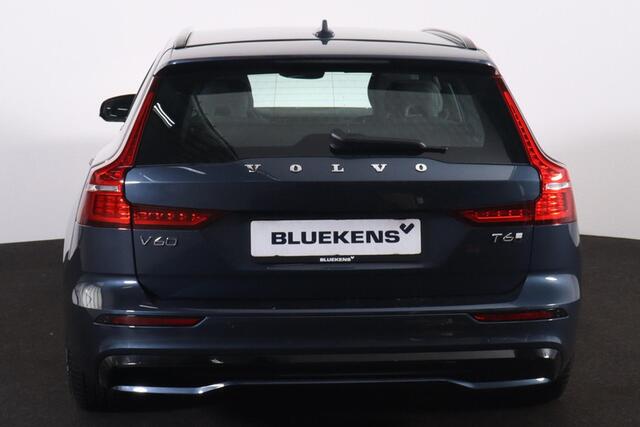 Volvo V60 T6 Recharge AWD Plus Dark Intellisafe Assist & Suround - 360° Camera - Harman/Kardon Audio - Verwarmbare voorstoelen, stuur & achterbank - Parkeersensoren voor & achter - Elektrisch verstelbare voorstoelen - Trekhaak wegklapbaar - Verwarmbare voorruit