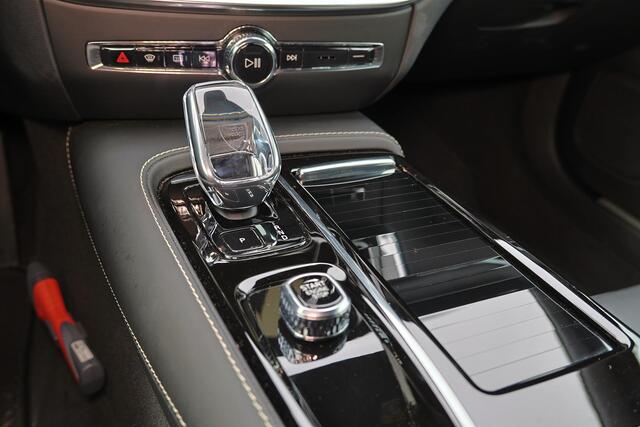 Volvo V60 T6 Recharge AWD Plus Dark Intellisafe Assist & Suround - 360° Camera - Harman/Kardon Audio - Verwarmbare voorstoelen, stuur & achterbank - Parkeersensoren voor & achter - Elektrisch verstelbare voorstoelen - Trekhaak wegklapbaar - Verwarmbare voorruit