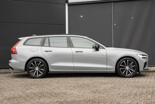 Volvo V60 T6 Plug-in hybrid AWD Plus Dark | Verwarmbare Voorstoelen (met geheugen), Stuurwiel en Achterbank | Semi-Elektrische Trekhaak | Verwarmbare Voorruit | Premium Audio by Harman Kardon | 360-Camera