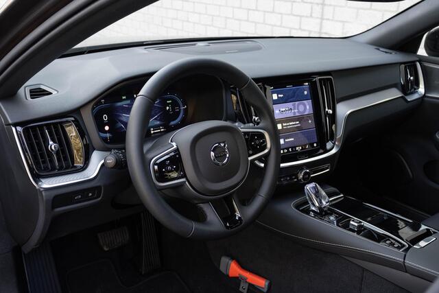 Volvo V60 T6 Plug-in hybrid AWD Plus Dark | Semi Elektrische Trekhaak | Adaptieve Cruise Control | BLIS | Elektrische verstelbare voorstoelen | Verwarmbare voorstoelen en stuurwiel | 360 graden camera |