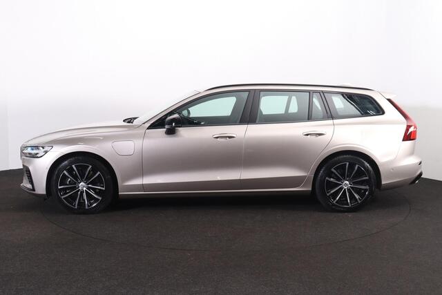 Volvo V60 T6 Recharge AWD Plus Dark - IntelliSafe Assist & Surround - 360º Camera - Harman/Kardon audio - Verwarmde voorstoelen, stuur & achterbank - Parkeersensoren voor & achter - Elektr. bedienb. voorstoelen met geheugen - Elektr. inklapbare trekhaak - 18' LMV