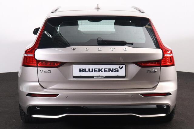 Volvo V60 T6 Recharge AWD Plus Dark - IntelliSafe Assist & Surround - 360º Camera - Harman/Kardon audio - Verwarmde voorstoelen, stuur & achterbank - Parkeersensoren voor & achter - Elektr. bedienb. voorstoelen met geheugen - Elektr. inklapbare trekhaak - 18' LMV