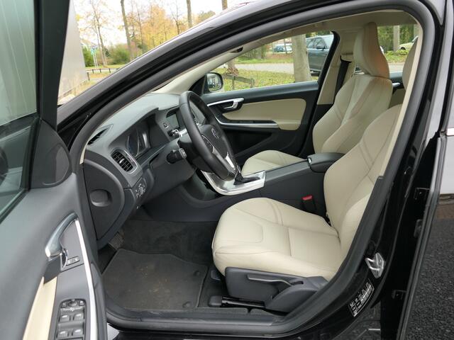 Volvo V60 T2 AUT Momentum Trekhaak / Xenon / Navi / Cruise control