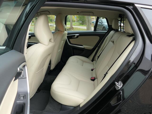 Volvo V60 T2 AUT Momentum Trekhaak / Xenon / Navi / Cruise control