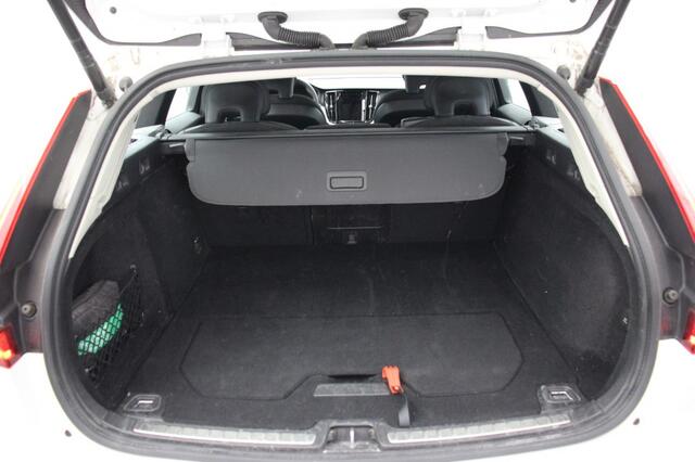 Volvo V60 2.0 B3 Momentum Business Automaat - Carplay, Digital Cockpit