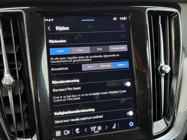 Volvo V60 2.0 T6 Plug-in hybrid AWD Essential Bright | Leder | Adaptieve cruise | BLIS | Stoelverwarming voor en achter | Stuurverwarming | Trekhaak |