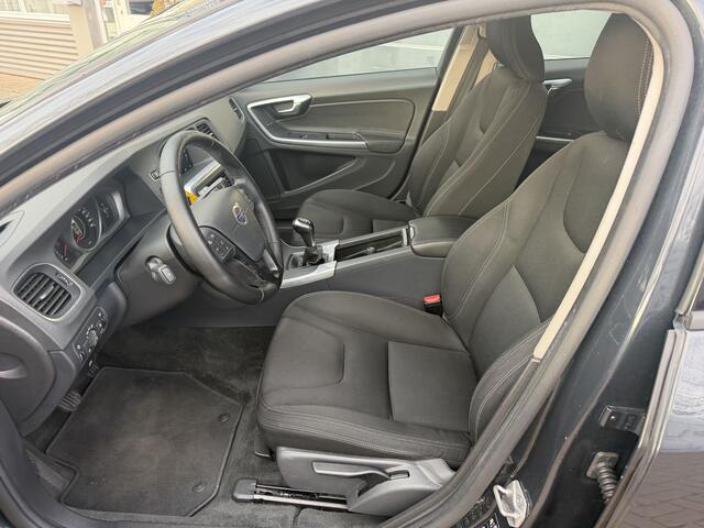 Volvo V60 2.0 D2 Kinetic Bj 2016 Dealer onderhouden Zuinige diesel