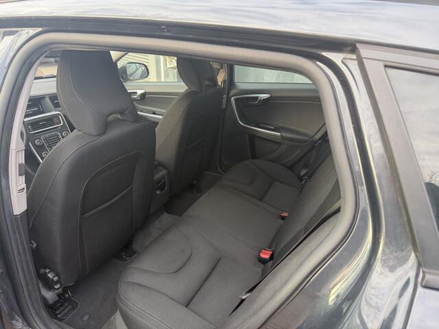 Volvo V60 2.0 D2 Kinetic Bj 2016 Dealer onderhouden Zuinige diesel